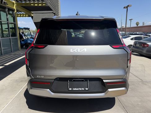 Used 2024 Kia EV9 Light Long Range RWD image 13