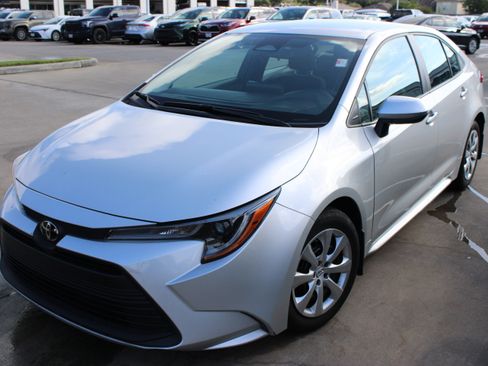 Used 2025 Toyota Corolla LE FWD image 4