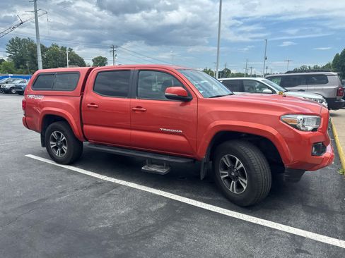 Used 2017 Toyota Tacoma TRD Sport w/ Tow Package (A/T) AWD/4WD image 2