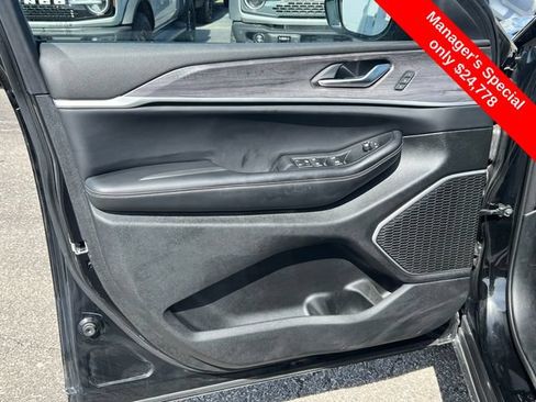 Used 2023 Jeep Grand Cherokee Limited AWD/4WD image 10