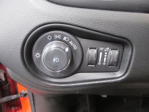 Used 2021 Jeep Renegade Latitude FWD image 27