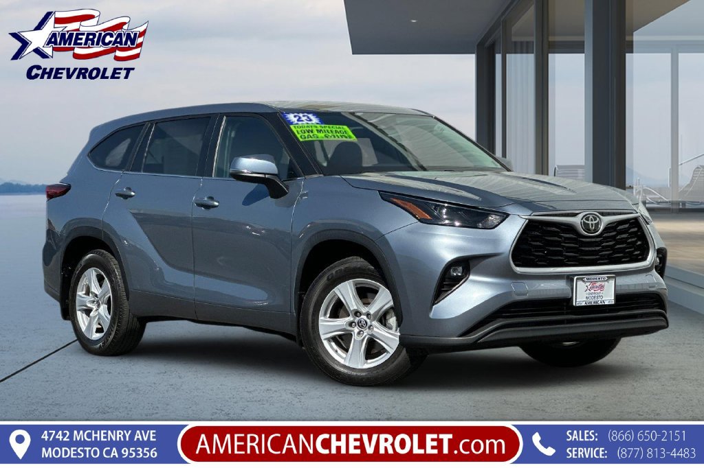 Used 2023 Toyota Highlander LE AWD/4WD image 1