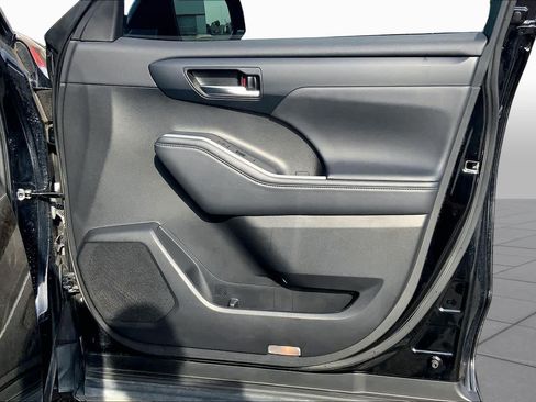Used 2023 Toyota Highlander XLE FWD image 23