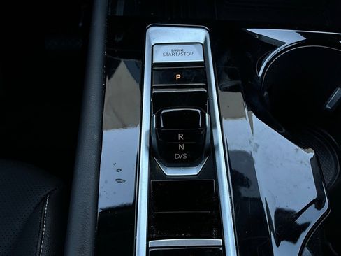 Used 2025 Volkswagen Atlas SE image 25