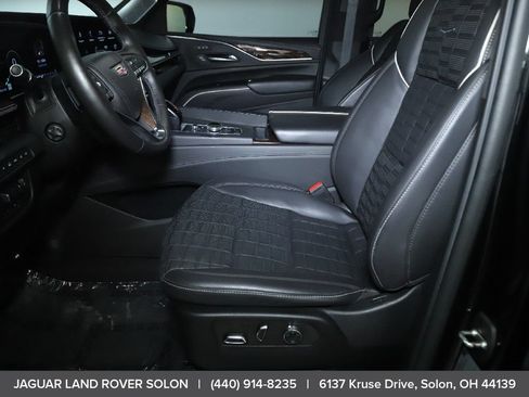 Used 2022 Cadillac Escalade Sport Platinum w/ LPO, ONYX Package AWD/4WD image 17