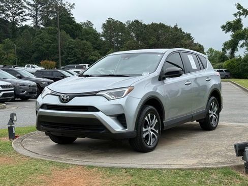 Used 2018 Toyota RAV4 LE FWD image 3