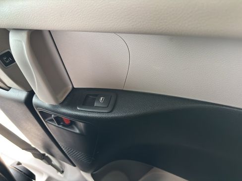 Used 2024 Chrysler Pacifica Touring-L image 39