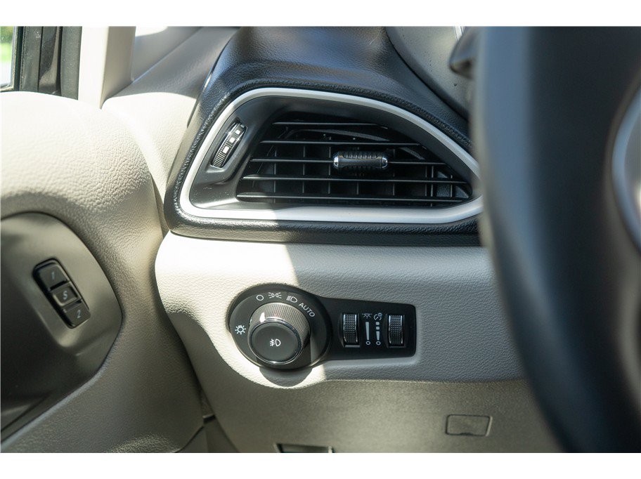 Used 2023 Chrysler Pacifica Touring-L FWD image 14
