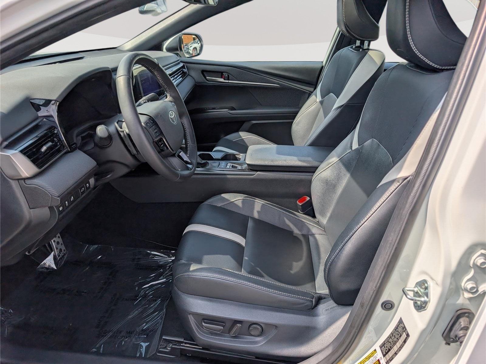 Used 2025 Toyota Camry SE w/ Convenience Package FWD image 16