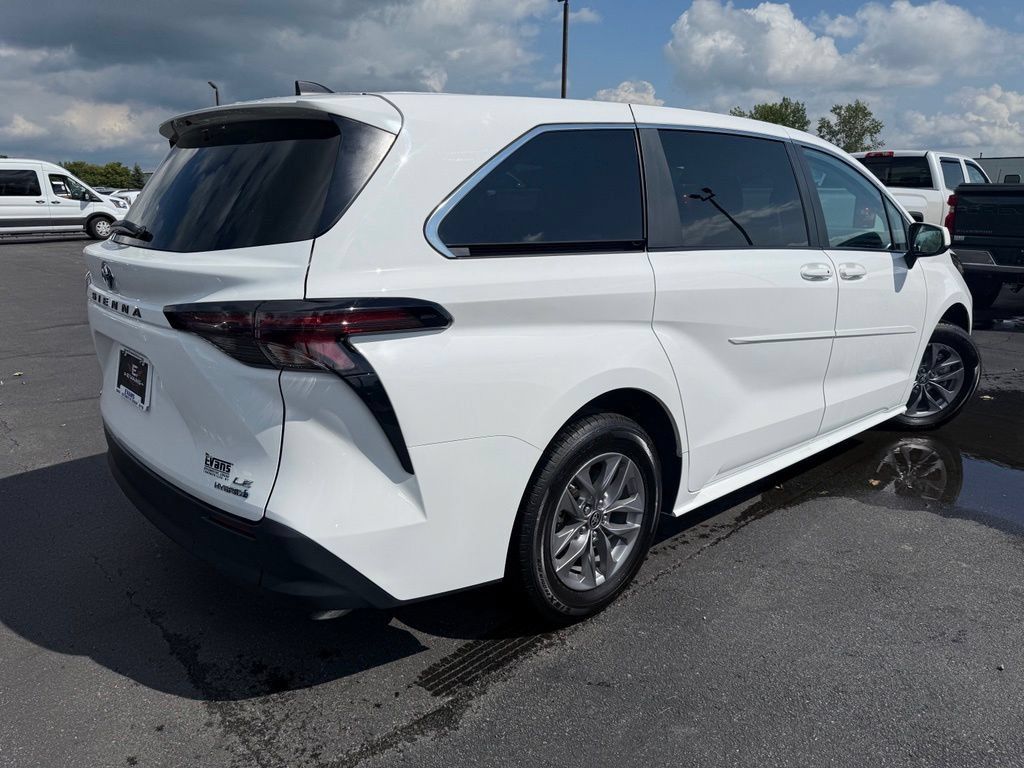 Used 2024 Toyota Sienna LE AWD/4WD image 7