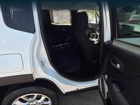 Used 2017 Jeep Renegade Latitude AWD/4WD image 16