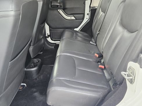 Used 2017 Jeep Wrangler Unlimited Rubicon w/ Connectivity Group image 4