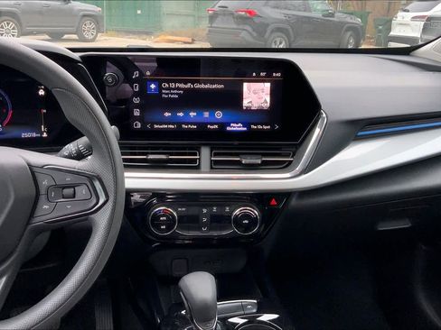 Used 2025 Chevrolet Trax LT image 6