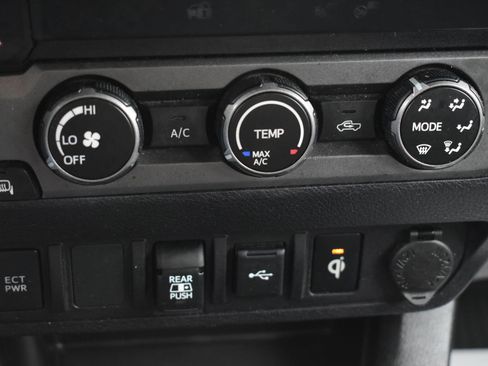 Used 2020 Toyota Tacoma TRD Off-Road AWD/4WD image 30