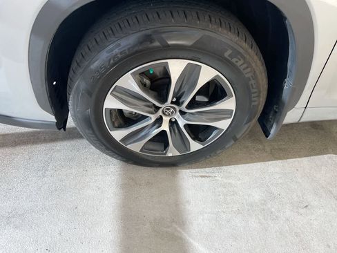 Used 2023 Toyota Highlander XLE AWD/4WD image 10