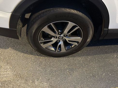 Used 2018 Toyota RAV4 XLE FWD image 8