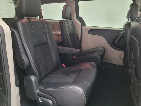Used 2019 Dodge Grand Caravan SXT FWD image 19