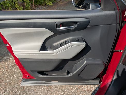 Used 2021 Toyota Highlander XLE image 6