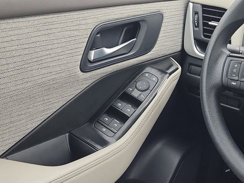 Used 2023 Nissan Rogue SV image 11