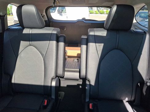 New 2026 Toyota Highlander Platinum AWD/4WD image 13