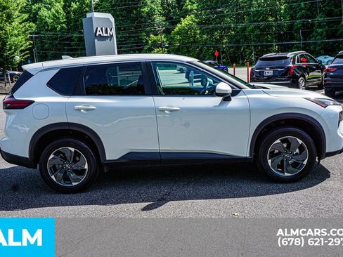 Used 2024 Nissan Rogue SV AWD/4WD image 9