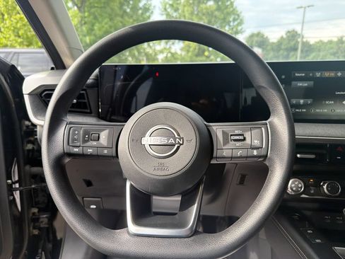 Used 2025 Nissan Kicks SV AWD/4WD image 18