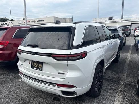 Used 2023 Jeep Grand Cherokee Overland w/ Luxury Tech Group IV AWD/4WD image 9