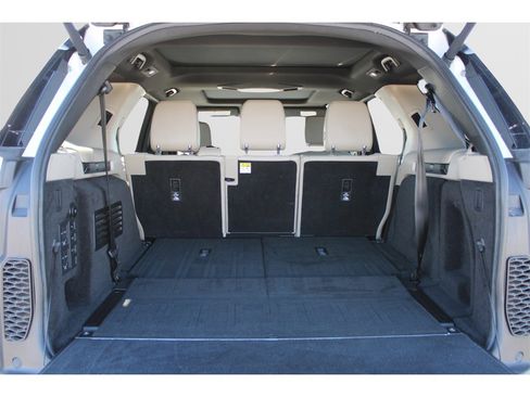 Used 2020 Land Rover Discovery HSE image 22