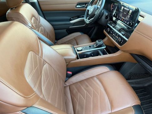 Used 2023 Nissan Pathfinder Platinum w/ Black Appearance Package image 16