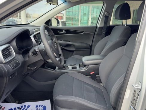 Used 2019 Kia Sorento LX image 10
