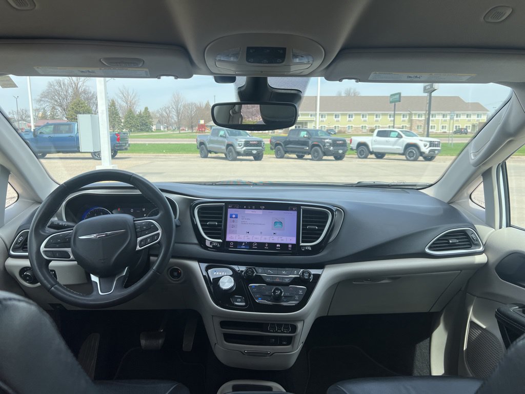 Used 2022 Chrysler Pacifica Touring-L FWD image 17