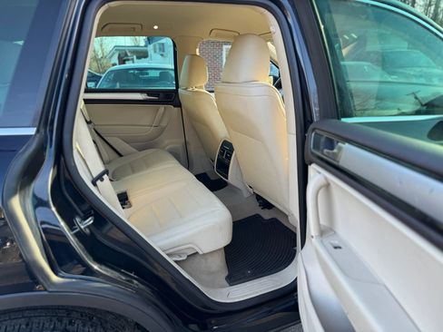 Used 2016 Volkswagen Touareg Sport image 12