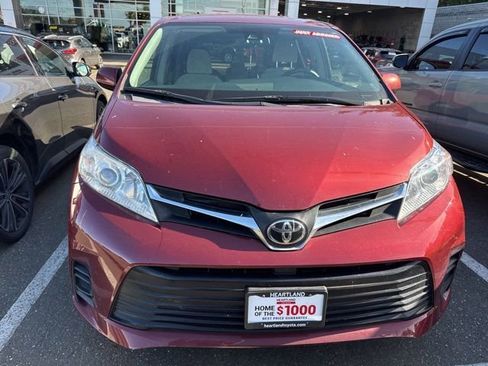 Used 2019 Toyota Sienna LE FWD image 2