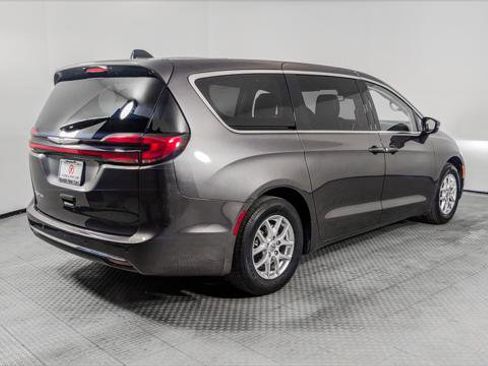 Used 2023 Chrysler Pacifica Touring-L image 8
