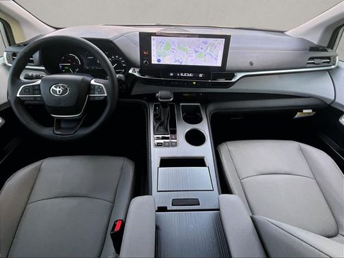 Used 2025 Toyota Sienna XLE FWD image 15