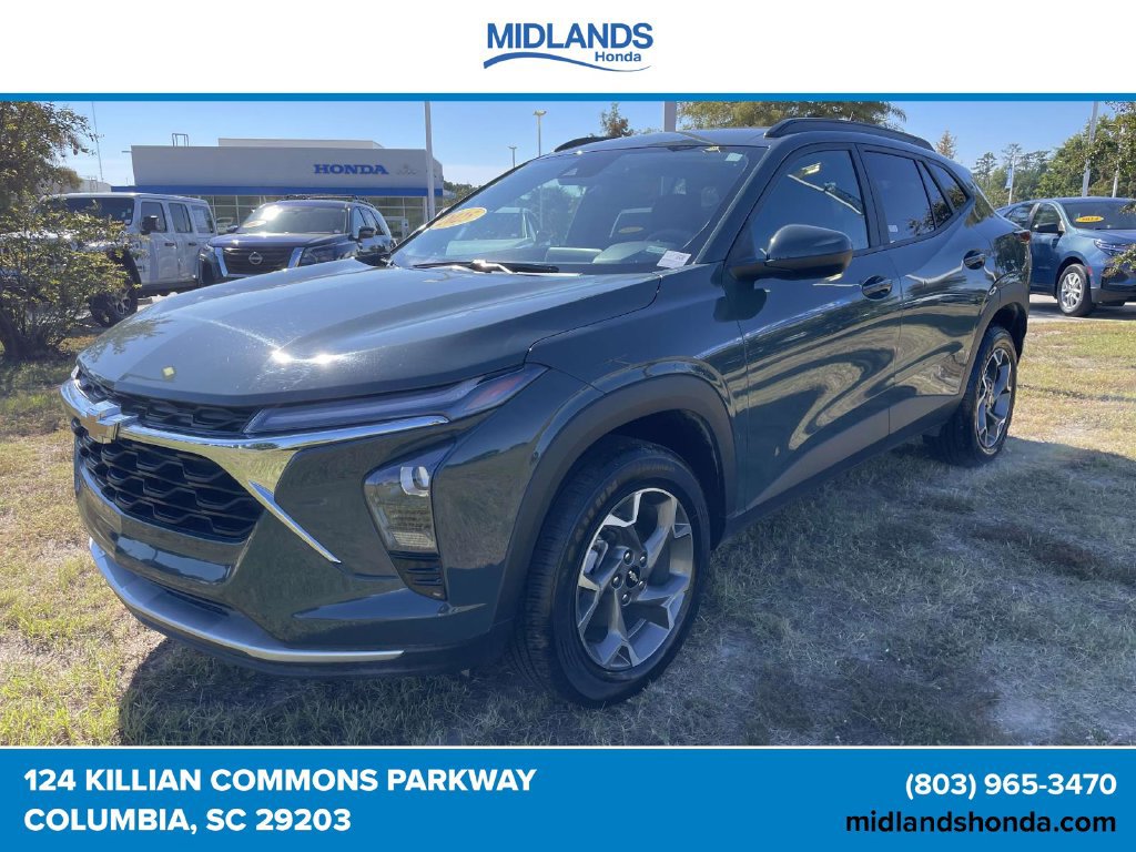 Used 2025 Chevrolet Trax LT FWD image 4