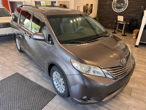 Used 2014 Toyota Sienna XLE w/ XLE Premium Package FWD image 3