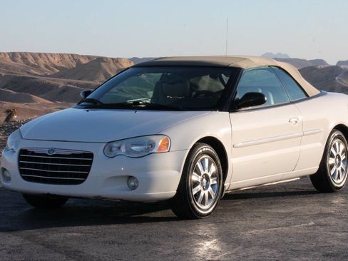 Used 2005 Chrysler Sebring Limited image 10