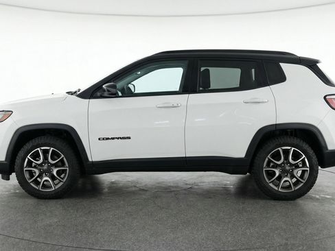 Used 2025 Jeep Compass Trailhawk image 5