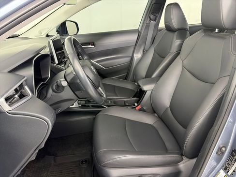 Used 2023 Toyota Corolla Cross XLE w/ Convenience Package image 11