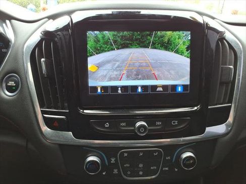 Used 2023 Chevrolet Traverse RS AWD/4WD image 19