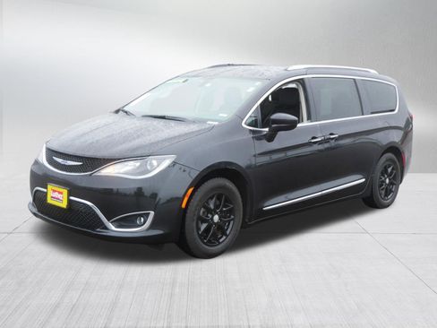 Used 2020 Chrysler Pacifica Touring-L FWD image 3