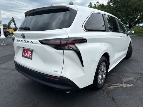 Used 2025 Toyota Sienna LE AWD/4WD image 9