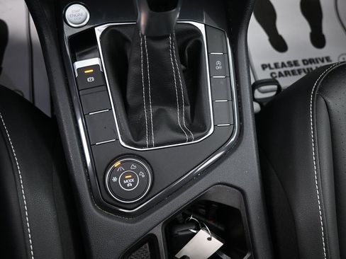 Used 2023 Volkswagen Tiguan SE w/ Panoramic Sunroof Package image 16