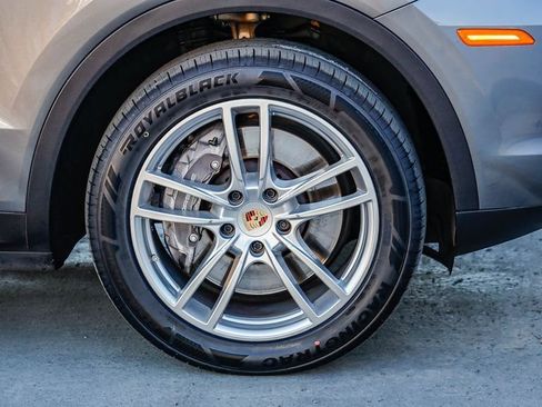 Used 2023 Porsche Cayenne Platinum Edition image 11