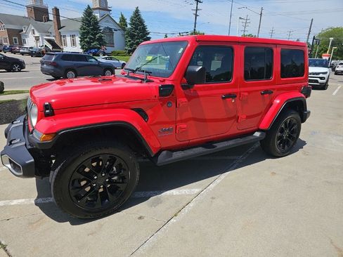 Certified 2025 Jeep Wrangler Unlimited Sahara AWD/4WD image 7
