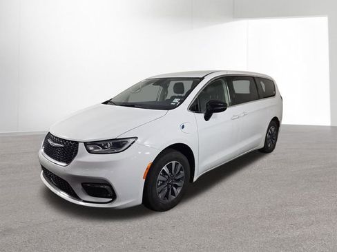 Used 2024 Chrysler Pacifica Limited FWD image 2