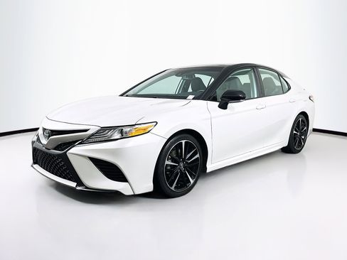 Used 2020 Toyota Camry XSE image 3