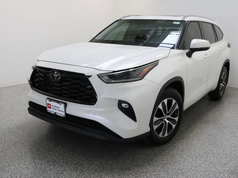 Certified 2021 Toyota Highlander XLE image 2