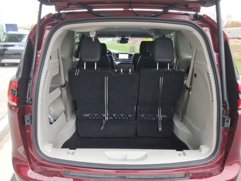 Used 2022 Chrysler Pacifica Touring-L image 31